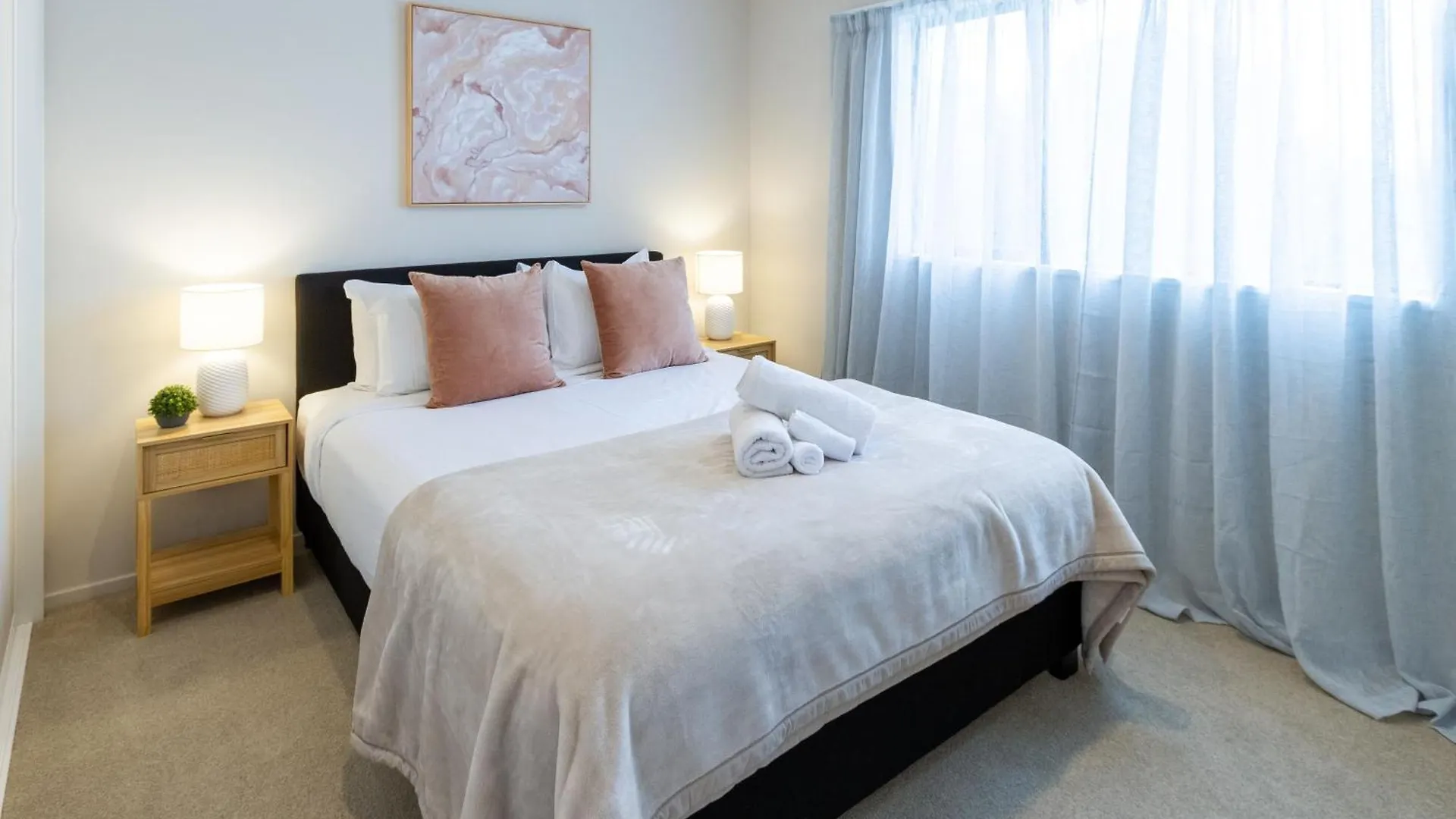 Church Corner, Parking And Large Living Area Christchurch Apartment