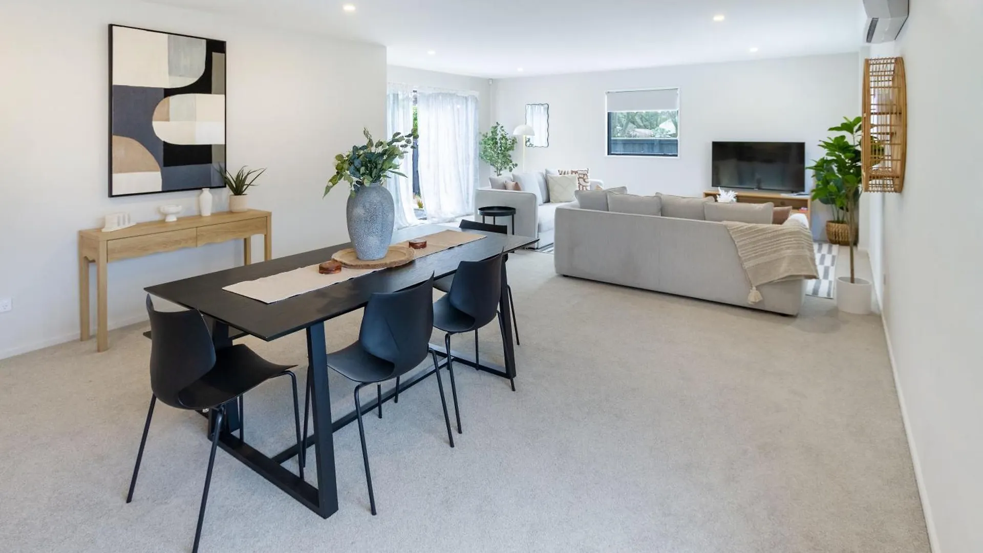 Church Corner, Parking And Large Living Area Christchurch