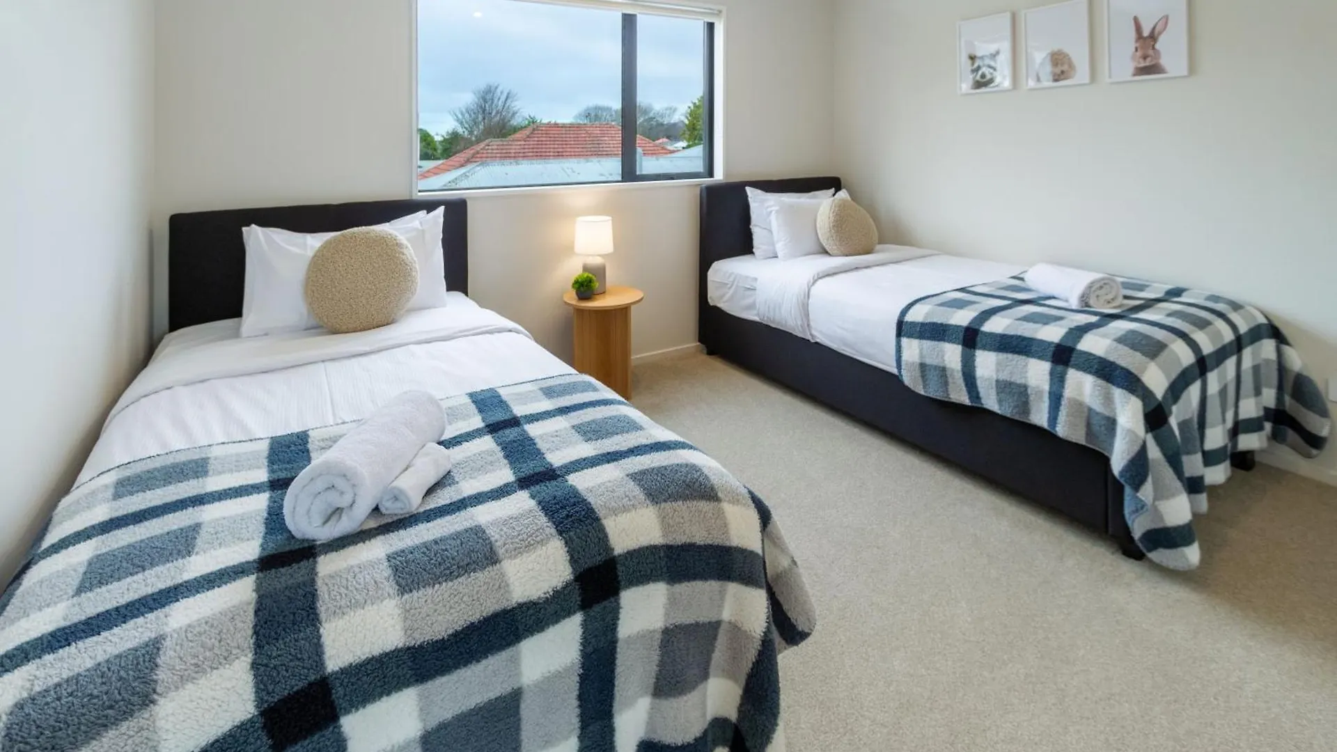 Church Corner, Parking And Large Living Area Christchurch Apartment