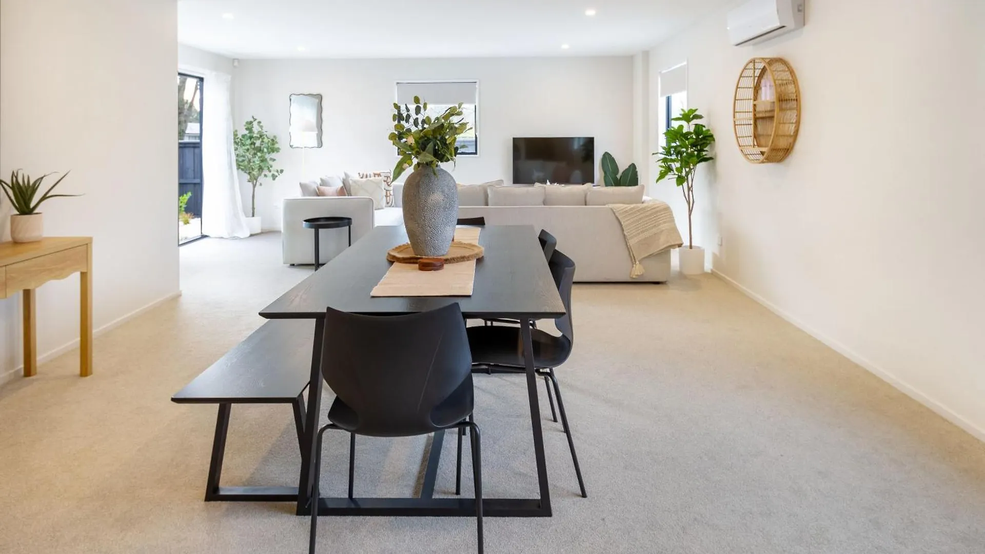 Church Corner, Parking And Large Living Area Christchurch