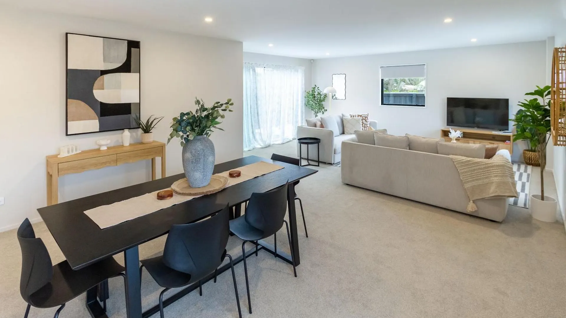 Church Corner, Parking And Large Living Area Christchurch